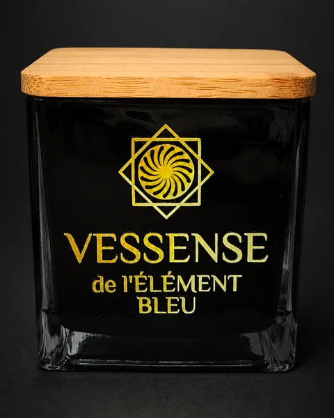 VESSENSE de l'ÉLÉMENT BLEU — quadratisches Glasgefäß mit natürlichem Holzdeckel